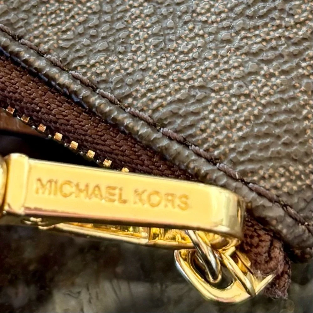 MICHAEL KORS Jet Set Wristlet - Picture 9 of 11